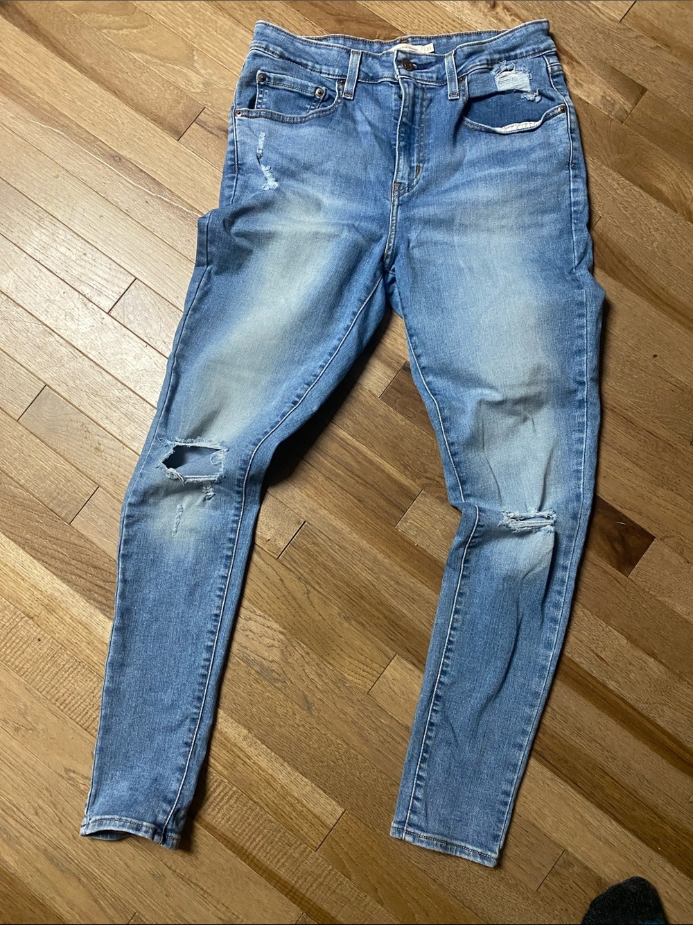 Blue Distressed Levi’s High-Rise Women’s Jeans 31
